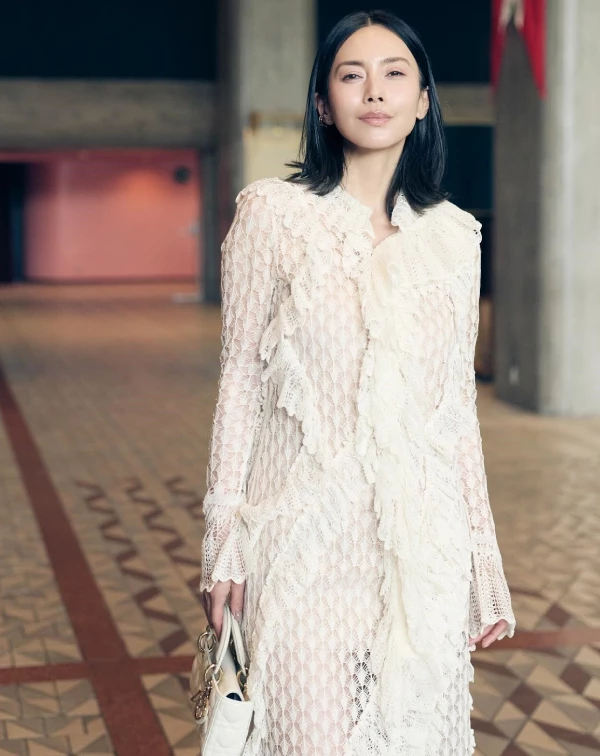 穿搭解密: 蕾絲穿不好,容易顯得俗氣,但中谷美紀這件米白色蕾絲洋裝卻穿出了仙氣。關鍵在於剪裁流暢、不刻意收腰,且胸前帶著不規則的荷葉邊律動。微微的透視感,內搭同色系細肩帶,溫柔得像拂面的春風。