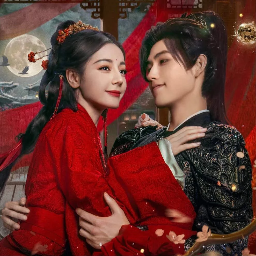 陳飛宇今年靠著與迪麗熱巴主演的《白日提燈》再次登上熱搜,《白日提燈》劇情講述維持少女容貌、卻已活了數百年的鬼王賀思慕,在覓食時遇見少年將軍段胥,兩人從互相試探,到逐步理解彼此背負的孤獨、秘密與執念,最終展開一段危險又浪漫的愛戀。陳飛宇飾演的將軍不只兼具少年感與神秘感,再次擊殺無數的少女心。