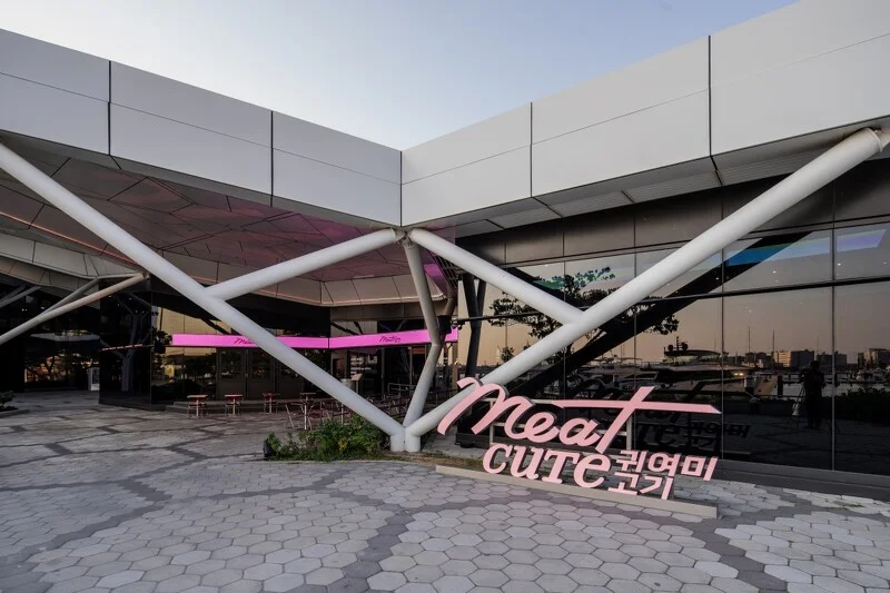 熟成燒肉品牌「Meat cute 燒肉」正式進駐高雄流行音樂中心商圈。