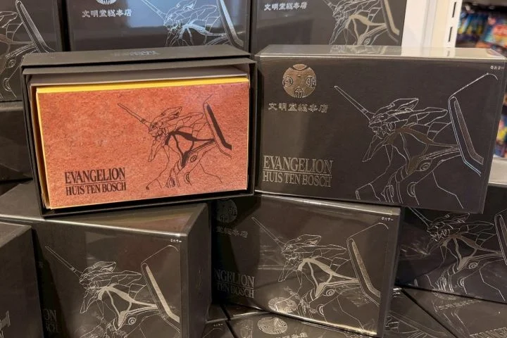 ▲「文明堂總本店長崎蛋糕ｘ新世紀福音戰士」印有初號機烙印圖樣的長崎蛋糕。　記者-何昕穎／攝