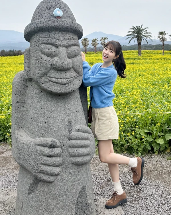 朴寶英再次示範了「小隻女也能輕鬆穿出修長比例」的關鍵。她利用高腰打褶短褲巧妙拉高腰線，搭配落在膝蓋上方的長度設計，大面積露出腿部線條，讓視覺重心自然上移，雙腿比例也因此被大幅延伸。再加上一雙厚底樂福鞋點綴，不只悄悄增加身高感，也讓整體輪廓看起來更加俐落修長，在學院感與青春活力之間取得恰到好處的平衡。