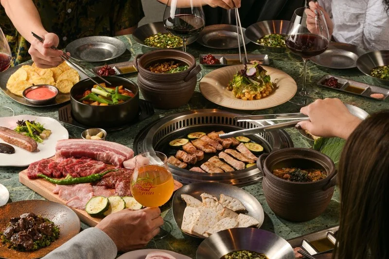 。「Meat cute 燒肉」就在高流的1樓,鄰近高雄愛河灣,佔地120坪,共有112座位。
