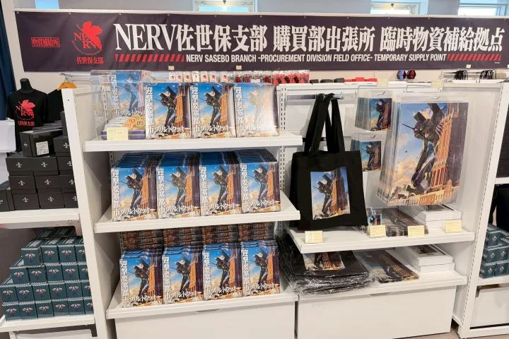 ▲周邊商品豐富，還有許多與豪斯登堡聯名的獨家商品。　記者-何昕穎／攝