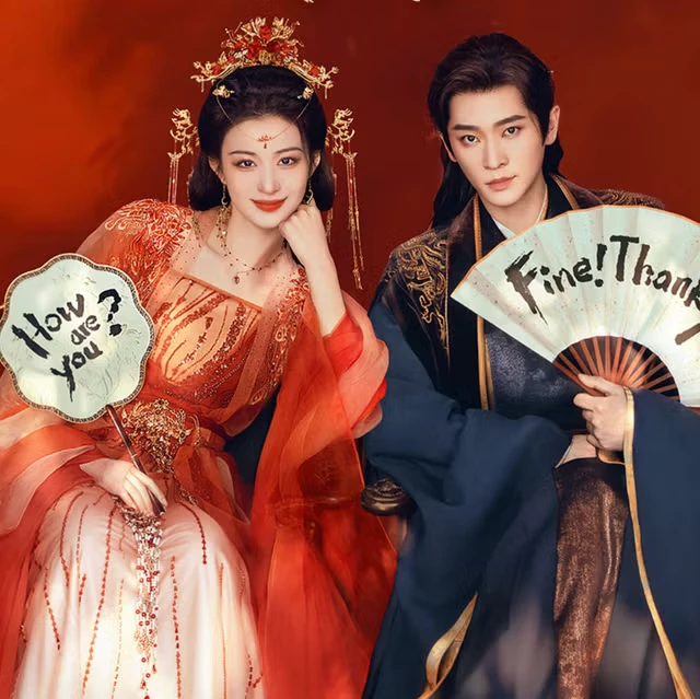 丞磊今年再次憑藉《成何體統》繼續翻紅,《成何體統》故事圍繞在王楚然飾演的現代職場社畜王翠花,意外穿越成為書中禍國殃民的妖妃庾晚音,為了逃避原本的結局,與同為穿越者的暴君夏侯澹攜手,運用現代知識翻轉危機,一步步統治國家,丞磊在劇中既能搞笑也能腹黑,大大展現他的喜劇天份,也讓他人氣再次攀升。