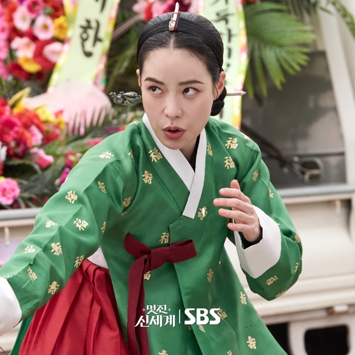 《我的王室死對頭》中的靈魂惡女姜丹心正是由林智妍出演,這次再次飾演朝鮮時代惡女姜丹心,被賜死後穿越到現代並附身在無名演員身上,她必須帶著古代宮廷裡求生存的狠勁、算計與尊嚴,重新理解現代世界的金錢、名氣、階級與人際關係,即使目前才剛剛播出兩集,林智妍依舊靠著更上一層樓的瘋狂演技與天生喜感,再次大大圈粉無數。