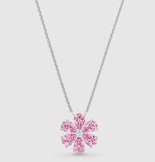 Harry Winston(海瑞溫斯頓) 的「Forget-Me-Not」系列,無疑是用來表達母愛最動人的註解。這款項鍊不僅僅是珠寶,更是一句充滿情感的告白。送給母親一份「勿忘我」,是感念她那些不曾被時間磨滅的付出。它精緻、璀璨,卻擁有最強大的情感厚度,最適合作為母親節珍貴的謝禮,將那些難以言喻的感謝,化作頸間永恆綻放的粉紅光芒。(商品價格店洽)