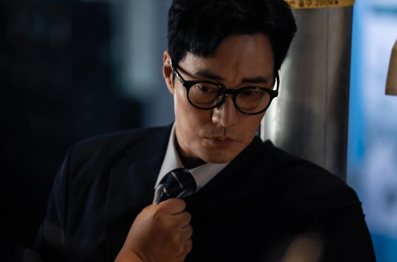 「韓劇男神」蘇志燮去年才在《無赦之仇》展現硬漢魅力,這次也將於《金特務:本色回歸》將展現冷酷黑幫男神與樸實父親的雙重魅力。故事講述身兼單身爸爸、公司經理、前特種部隊成員金特工原本過著平凡的生活,直到某天女兒意外失蹤,得知女兒被綁架後,金特務變得冷酷無情,開始四處搜尋線索,他決心不惜一切代價救回女兒,準備再次看男神大殺四方!