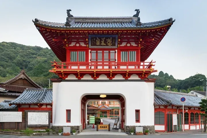 ▲「武雄溫泉樓門」是當地象徵性建築，也是必拍亮點，與東京車站同由日本建築大師辰野金吾操刀設計而成。　圖：武雄市觀光協會／提供