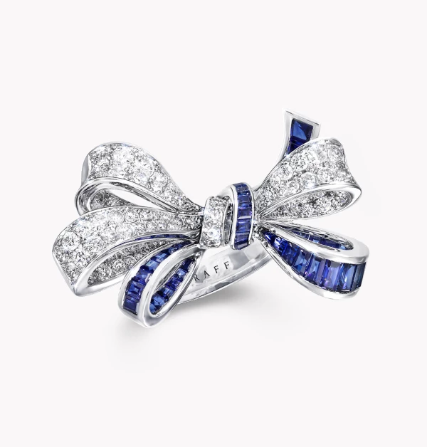 這款來自倫敦頂級鑽石傳奇Graff的「Tilda’s Bow」戒指,成功將象徵少女心的蝴蝶結,幻化為優雅、洗鍊且極具立體感的高級珠寶藝術。這種「一半純白鑽石、一半飽滿皇家藍」的不對稱雙面設計,隨著絲帶的翻轉扭折,在指尖交織出極具層次的光影對比,極具有視覺衝擊。很適合推薦給喜歡浪漫元素、卻又追求個性與設計感的女性們。(商品價格店洽)