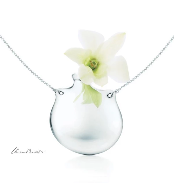 這款由已故創作大師Elsa Peretti為其設計的Tiffany(蒂芙尼)「Bottle」開口式水瓶鍊墜,絕對是這份清單中最具浪漫感與互動性的設計了!它跳脫了跳脫傳統花朵造型,直接將項鍊化作一只精緻的純銀微型花瓶,手感圓潤且充滿現代藝術感。最特別的是可開啟的瓶蓋設計,能放入小花或乾燥花,讓你親手完成專屬細節。這份參與感,讓珠寶不只是配飾,更承載真實情感。送給媽媽,就像把一抹春意隨身珍藏,特別適合喜愛自然與生活儀式感的人。(商品價格約:NTD 25,000)