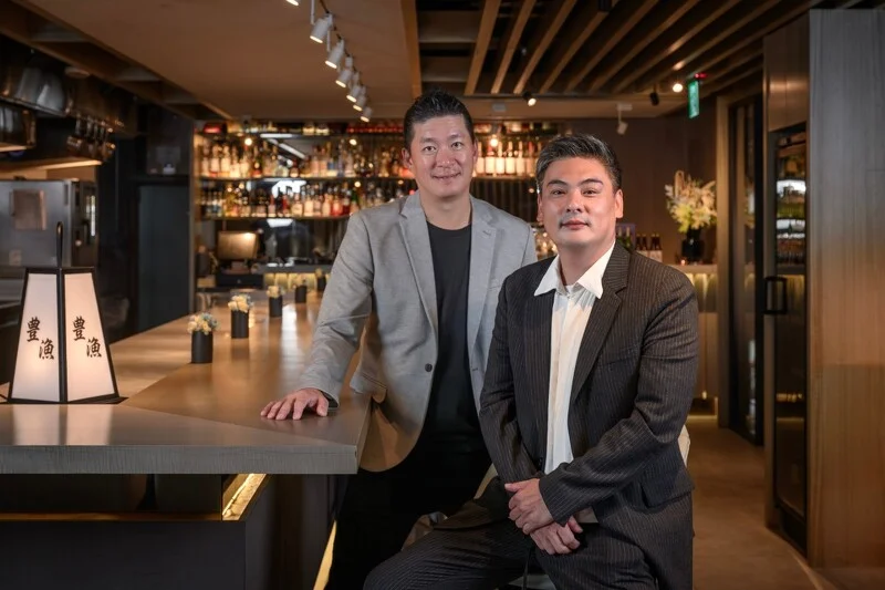 豊漁董事長朱𩃀理（右）與主廚 Paul Lee（左）簽署結盟，Impromptu by Paul Lee 正式加入豊漁集團。