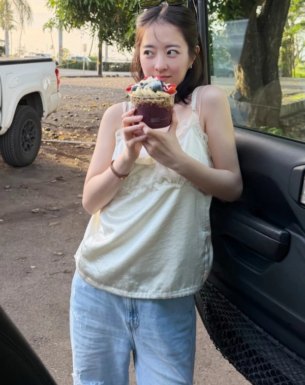 對於158公分的女孩來說，露出纖細的鎖骨和雙臂就是自然地顯瘦法。朴寶英聰明地選了細肩帶蕾絲上衣，大面積露出肩頸線條，讓整個人輕盈又精神！最神的是，這件上衣還是微短版設計，搭上那條刷色好看的淺藍寬褲，其「高腰線」的視覺，也讓腿長直接多出5公分，完美示範「小隻女的逆襲比例」！