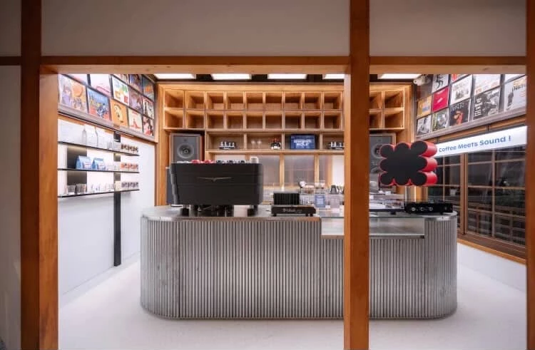 以「聲音策展」為核心的生活風格品牌「Frisson」,透過音響選品、黑膠音樂與空間設計,打造沉浸式的感官體驗場域,近日在台北「光在錦町」則開設首間實體空間,將音樂轉化為可被感受的生活風景,同時結合人氣餐飲品牌甜酸(Sweet & Sour Coffee Wave),成為結合咖啡、音樂與生活多種元素,打造出兼具風格與放鬆感的複合式生活場域。