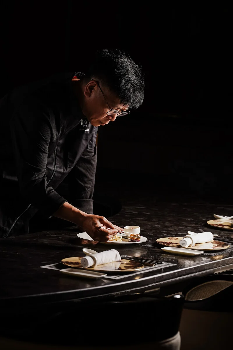 曾在北京「富臨飯店」擔任主廚，並成功摘星。