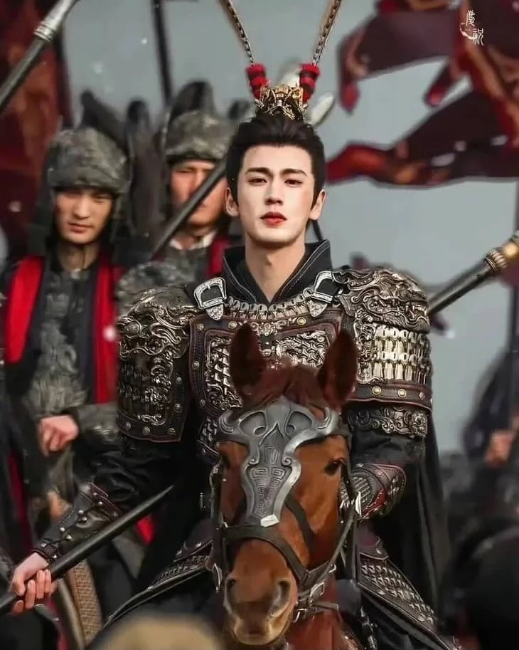 張凌赫在《逐玉》中,飾演落難侯爺謝征,與田曦薇主演的屠戶之女樊長玉大談「假婚真愛」之戀,不只兩人 CP 感十足,張凌赫高挑的身形加上冷豔形象,以及踏上戰場的霸氣反差,讓人只要一點開《逐玉》就會立刻被圈粉,而他今年更將帶來《歸鸞》、《這一秒過火》等新作品,人氣勢必在上一層樓!