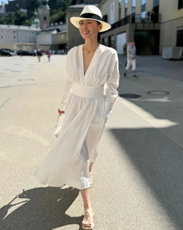 中谷美紀的這套大V領洋裝穿搭告訴我們:「經典的純白,就能讓你重回少女般的輕盈。」這身減齡穿搭相當容易效法,不要覺得白色顯胖,快去買一條剪裁精良的連身裙,其身形修飾的秘訣就在於「一定要有腰身設計」!像中谷美紀這種寬束腰設計最理想;然後,請告別球鞋或高跟鞋,搭一雙她腳上那種隨性、有設計感的平底涼鞋或穆勒鞋,哪怕在台灣街頭,也能穿出如在歐洲度假的鬆弛感。