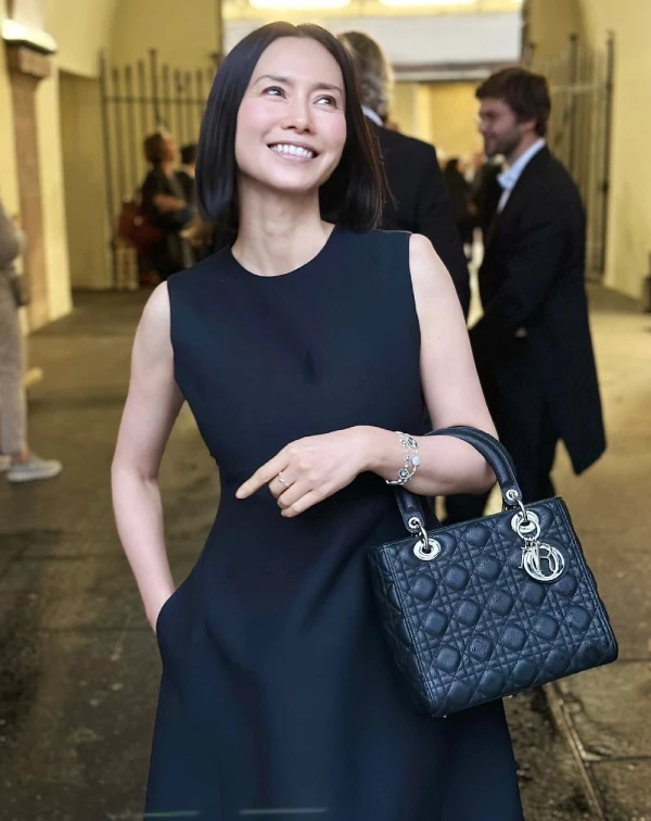 從《令人討厭的松子的一生》到《代筆作家》...等多部經典演出,中谷美紀一直給人一種帶點距離感的冷艷氣質,但私下的她,其實比想像中更有少女感。翻開她的社群穿搭照不難發現,她很享受不同單品之間的搭配變化,有時率性、有時俐落,有時又帶點俏皮感,而且即便只是日常私服,也像時裝雜誌畫面般耐看。這次,就一起從她的「16套私著造型」中,看看她是如何把優雅、輕盈感與時髦感拿捏得恰到好處。