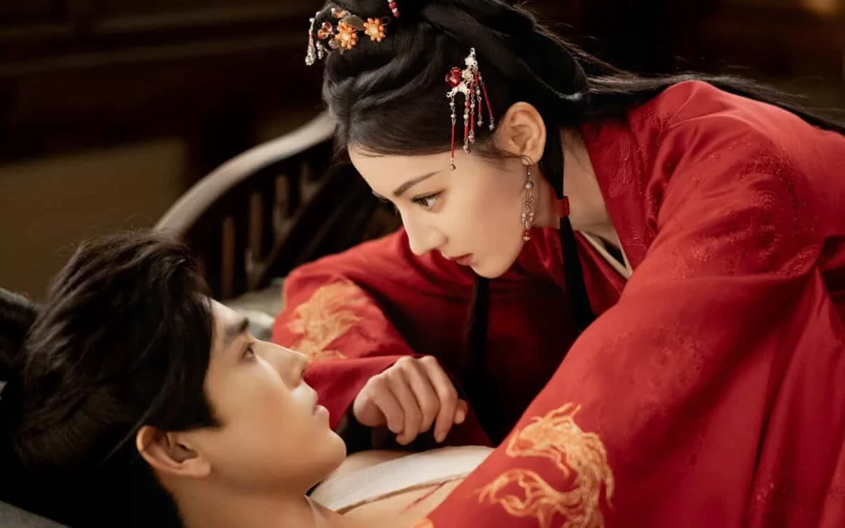 集結迪麗熱巴、陳飛宇、魏哲鳴、張儷...等大咖演員主演的奇幻古裝劇《白日提燈》,故事改編自晉江文學城作家黎青燃同名小說,劇情講述維持少女容貌、卻已活了數百年的鬼王賀思慕,在覓食時遇見少年將軍段胥,段胥身上帶著她故人之物,使她開始懷疑他的真正身份。