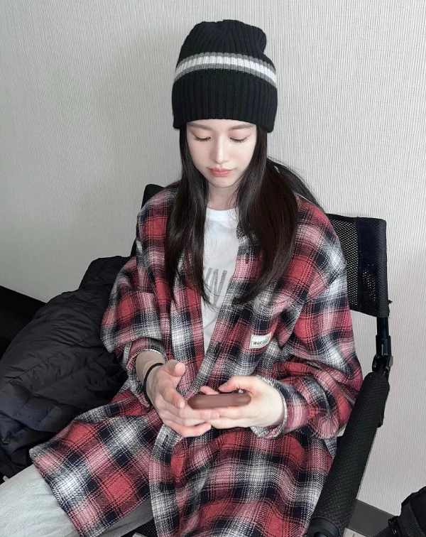 這套真的就是那種「看起來很隨便,但其實很會搭」的休閒感穿搭。紅黑格紋襯衫本身就很有存在感,直接當外套披著就很有型,內搭一件白T,乾淨又有層次,怎麼看都不會亂。再戴一頂黑色毛帽,把視覺往上拉,整體多了一點街頭感,也剛好把格紋的隨性感平衡掉。