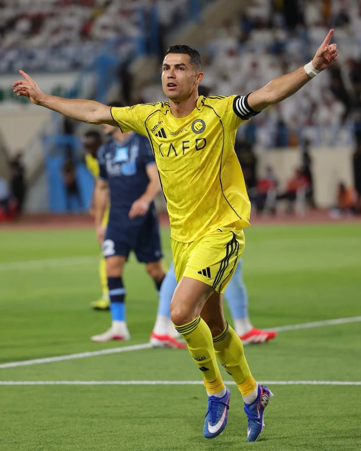 除了梅西除了外,2026 年世界盃也很有可能是足球天王 C 羅(Cristiano Ronaldo)的最後一戰。C 羅的職業生涯絕對是現代足球史最偉大的戰將,他不只是歐冠歷史進球與助攻紀錄保持者之一,也是男子國家隊歷史進球王。