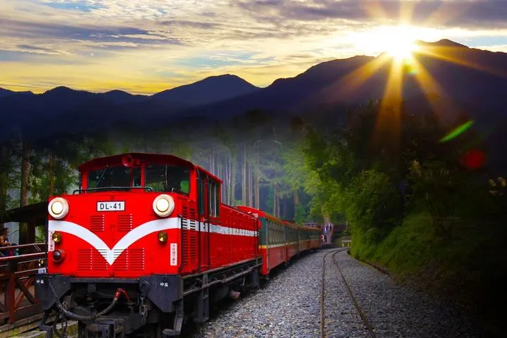 ▲「綠野仙蹤，永續隨行」專案，以全台最高海拔祝山車站「曙光日出」為亮點，迎曙光後還可順遊對高岳景觀台。　圖：阿里山賓館／提供