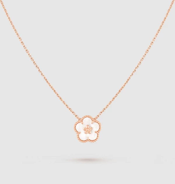 提到花卉珠寶,自然不能錯過世家Van Cleef & Arpels(梵克雅寶)。如果說其它品牌的玫瑰或牡丹展現的是華麗盛放,那麼,VCA這款「Lucky Spring」系列吊墜,則是以冬去春來、象徵堅韌與純潔的「梅花」,完美詮釋了母愛溫婉而深沉的特質。為母親節珠寶增添了一抹春意盎然的清新感。(商品價格約:NTD 121,000)