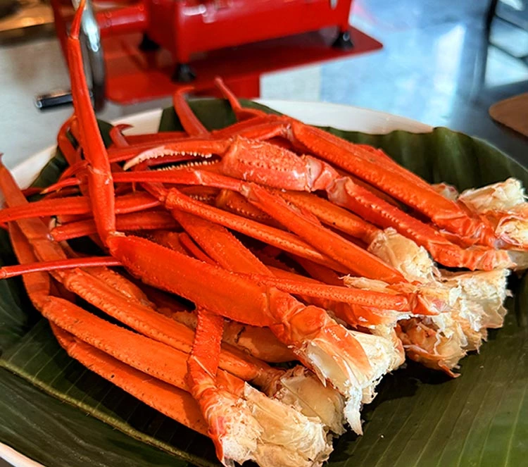 半自助吧(Semi-Buffet)的升級更是不容錯過!海鮮吧區直接比照頂級全自助餐規格,無限量供應松葉蟹腳