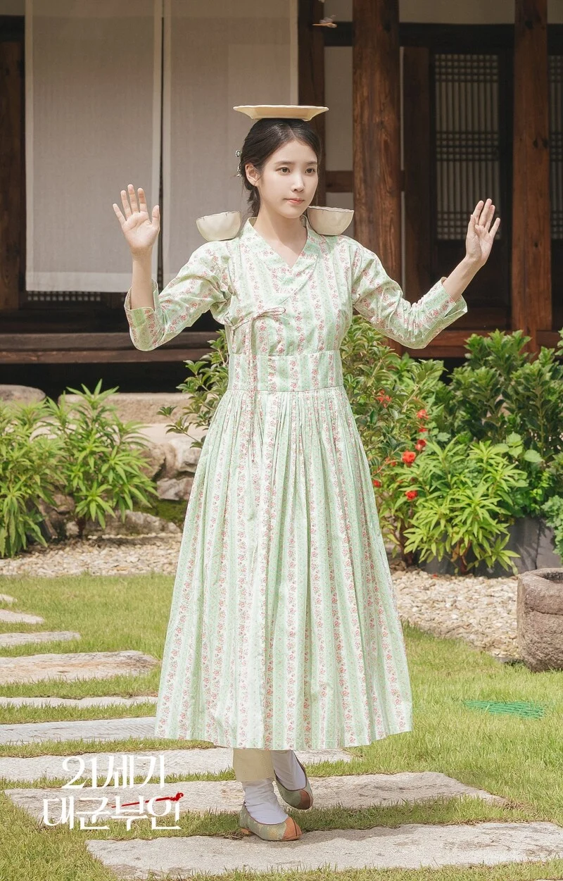 IU穿上了改良式韓服,既可愛又不失傳統元素。
