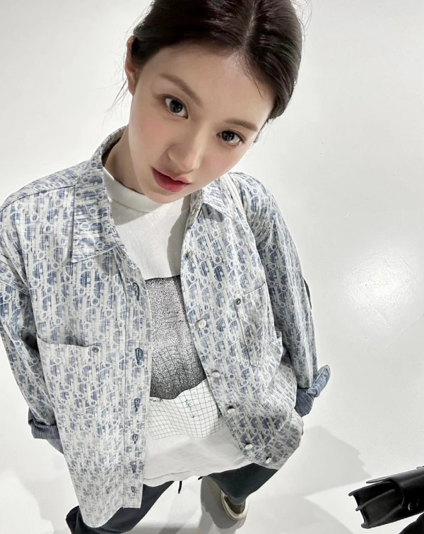 高允貞完美將「滿版Logo」穿得高級而不俗氣。她聰明地選擇清爽的藍白配色 Dior老花牛仔夾克,內搭一件帶有圖騰的白T,利用顏色呼應打造層次感,並將袖口隨性捲起。下半身,則是保持簡潔,並以深色長褲與經典球鞋收尾。這樣的搭配層次正是她最擅長的「Clean Fit 穿搭美學」,即便滿身名牌,也能穿出鄰家女孩的隨性氛圍。