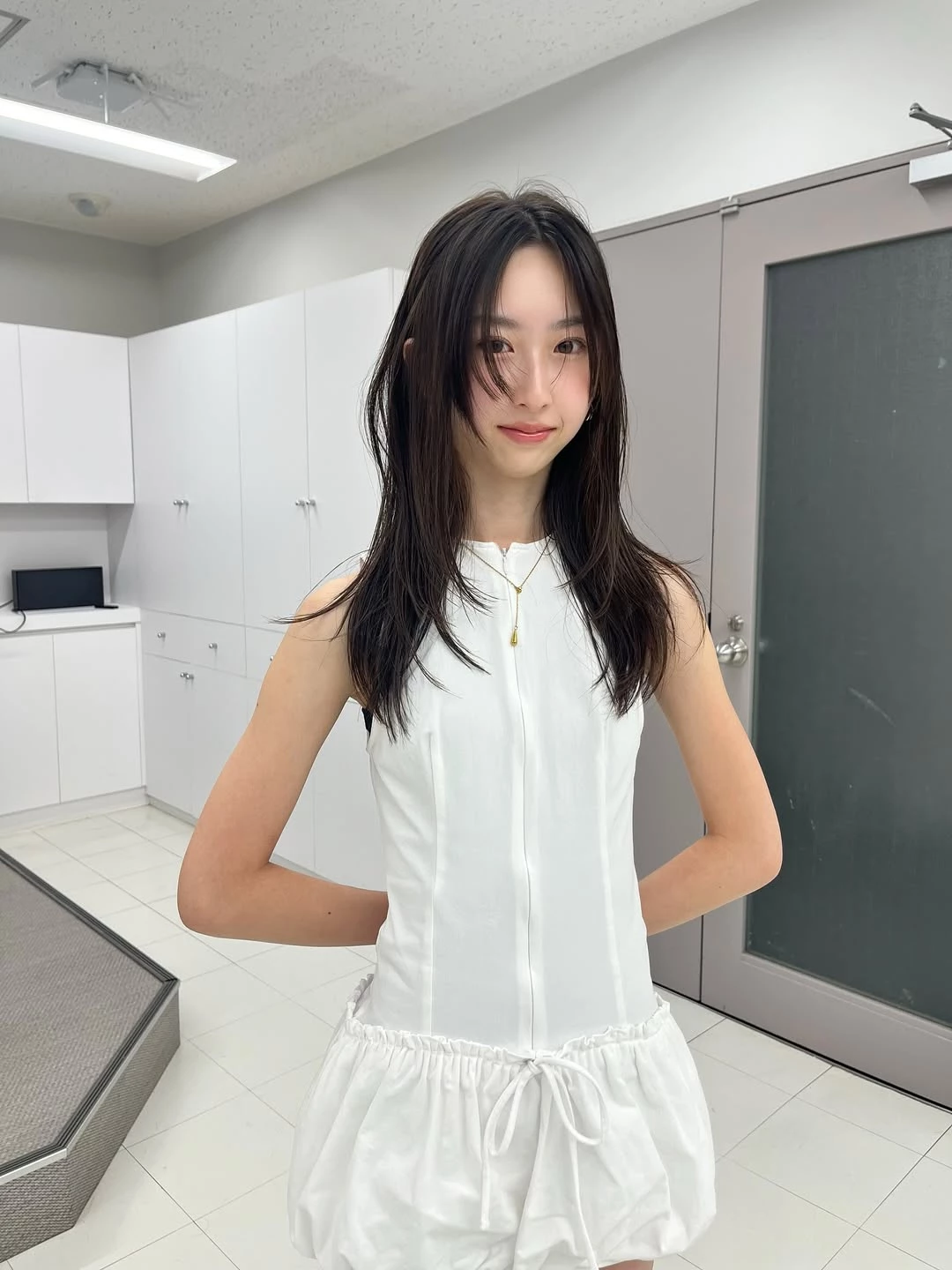 減齡黑直髮髮型推薦2:中分小顏剪長髮