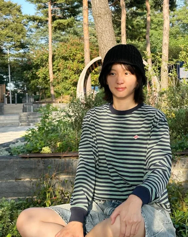 條紋是經典不敗的減齡元素。而這件綠、黑相間的橫條紋長袖T恤,雖然看似簡單,但卻因為秦基周選擇了微寬鬆版型,穿起來反而有一種率性慵懶的感覺。再搭配牛仔短褲,大方秀出美腿,這完全就是青春的樣子啊!非常適合我們作為一般日常出遊的時髦Look。