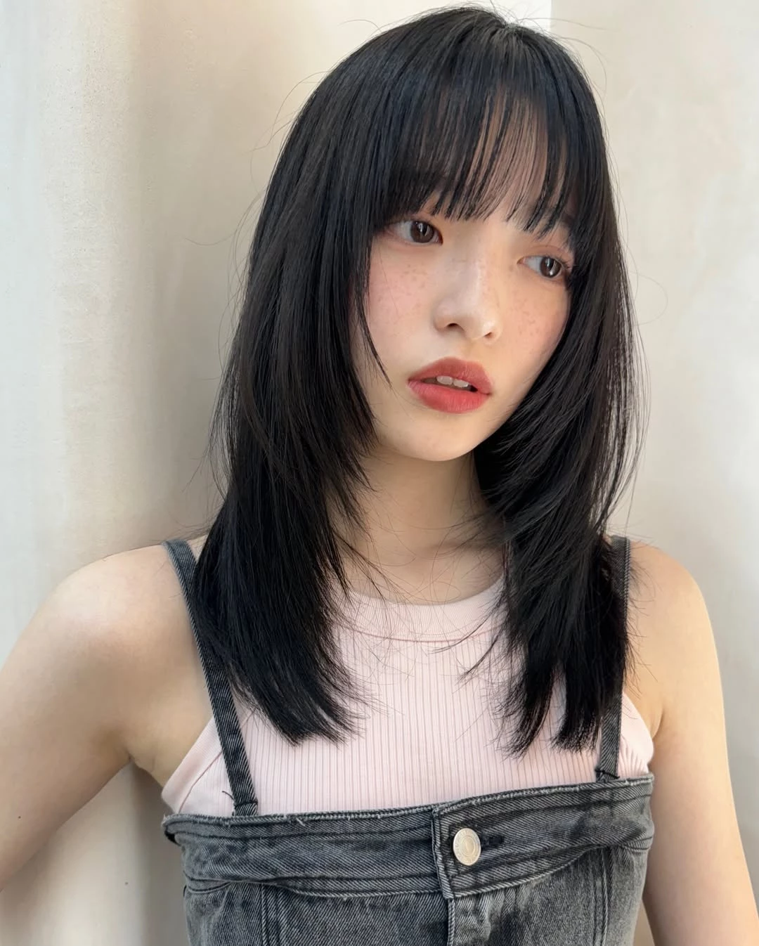 減齡黑直髮髮型推薦5:中長層次剪