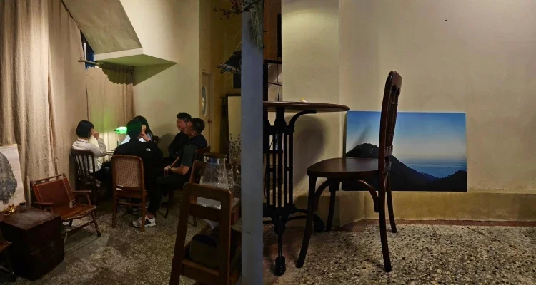 沒有過度鋪陳的設計,也沒有刻意營造的網美氛圍,但正因為這些細節的堆疊,反而讓人感受到一種自然、舒服且溫暖的親切感。某種程度上…「隅途」也順勢勾起了我的一些懷念回憶,有那麽一咪咪以前已歇業的「冬煦商行」所帶來的熟悉感,同樣帶著溫暖的生活氣息,同樣由一對年輕夥伴共同經營,讓人感受到那股真誠而踏實的熱情。