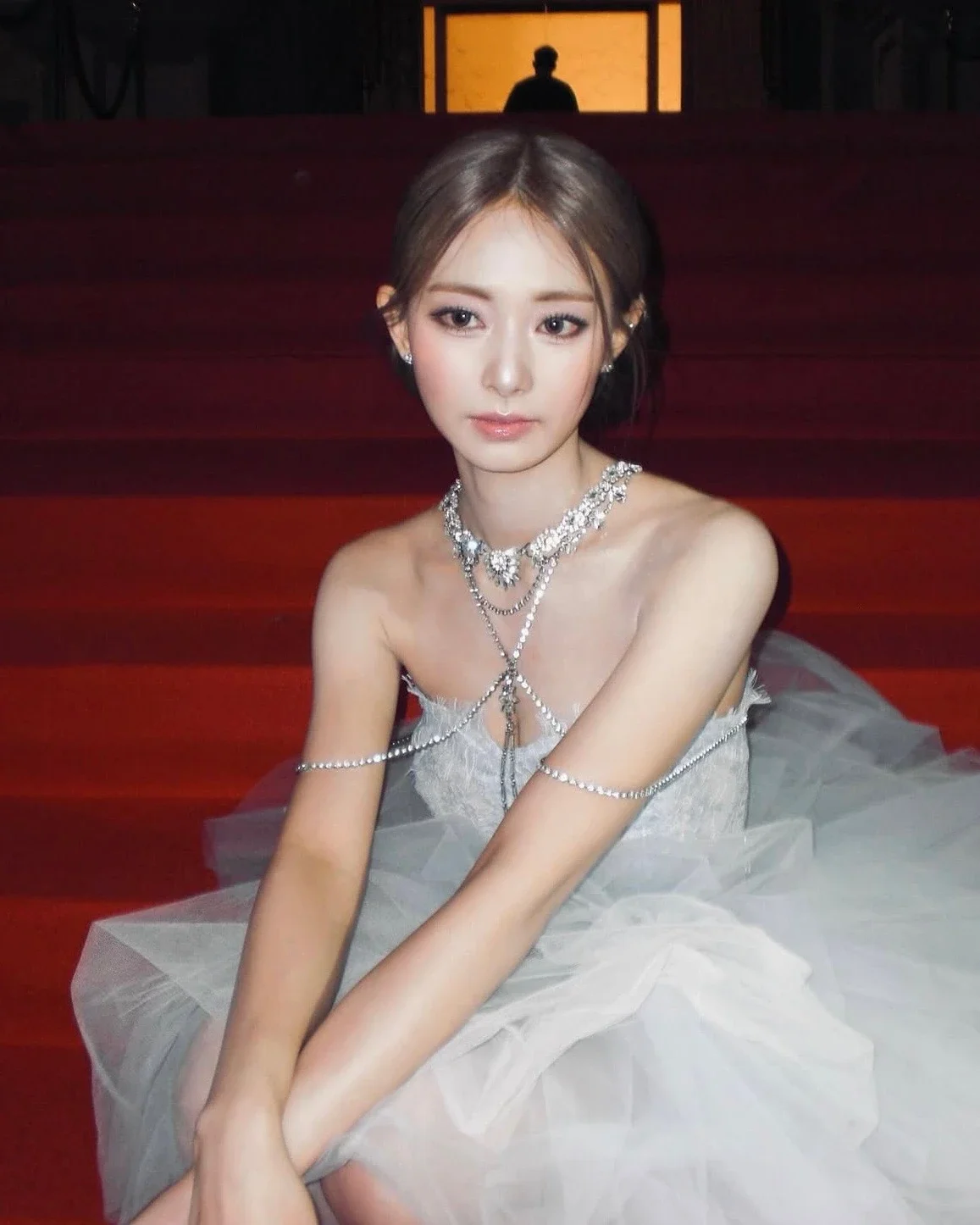 台灣女孩周子瑜擊敗一眾強敵，拿下「最美 K-pop 女偶像」冠軍！作為 TWICE 成員，她自 13 歲便獨自到韓國成為練習生打拼，出道後便因精緻五官、超過 170 公分的大長腿，加上甜美氣質成為團體中極具辨識度的存在。