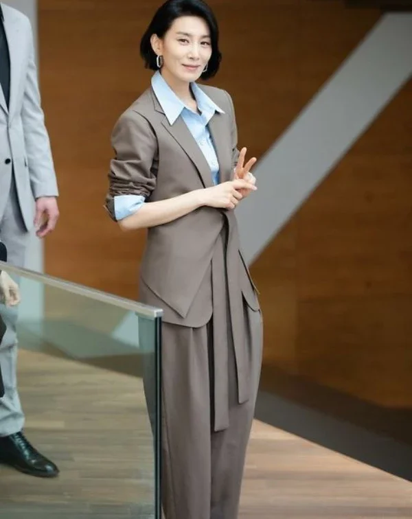 如今53歲的金瑞亨雖然已留回長髮，但那份獨有的英氣魅力依舊絲毫未減。翻看她近期的私服造型會發現，穿搭風格變得更加鬆弛自在，時而率性帥氣，時而融入甜美可愛元素，展現出成熟女人最迷人的從容與自信。這次就一起解析金瑞亨的18套減齡穿搭小撇步，看看她如何用簡單搭配穿出不受年齡限制的時尚魅力。