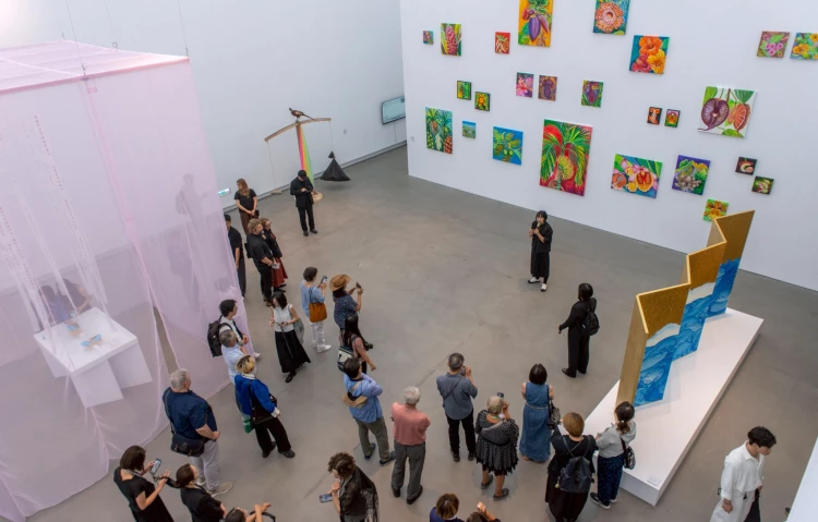  高美館《漂流宴》盛大開展,參展藝術家為開幕嘉賓介紹作品創作理念。