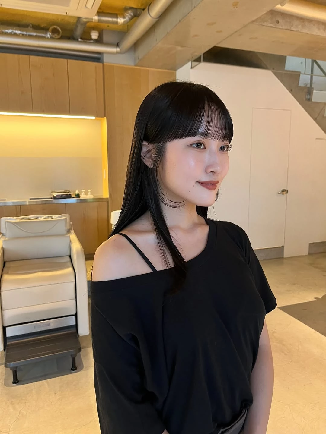減齡黑直髮髮型推薦3:漫畫感齊瀏海長髮