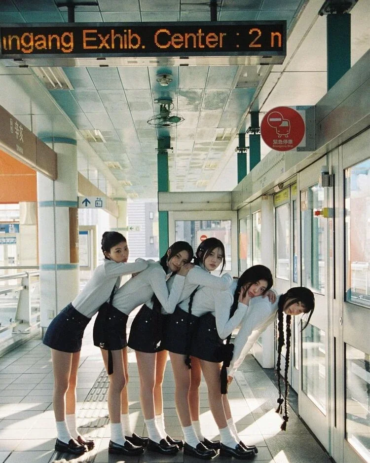 5 人女團 ILLIT 則是於 2024 年 3 月 25 日以首張迷你專輯《SUPER REAL ME》出道，出道曲〈Magnetic〉一推出便掀起熱潮，憑藉甜美可愛的旋律、讓人一聽就上癮的副歌以及招牌手勢舞，透過社群平台的擴散讓她們迅速成為第五代女團代表作之一。