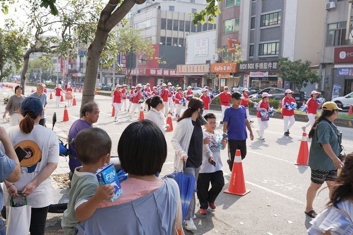 ▲精彩踩街演出吸引大批民眾駐足觀賞。　圖：台中市政府觀光旅遊局 ／提供