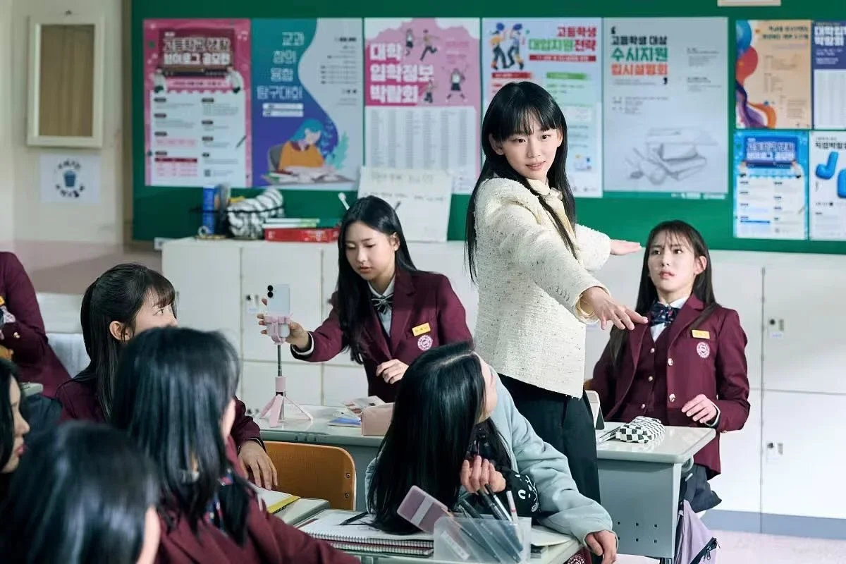 除了四位主演外,《鐵拳教育》大量鮮肉與美女配角,也讓人看得心花怒放,像是透過《外傷重症中心》打開知名度的賀營,特別出演崔康石的女兒、羅華鎮的未婚妻崔佳尹,正是因為她的犧牲才推動教權保護局。