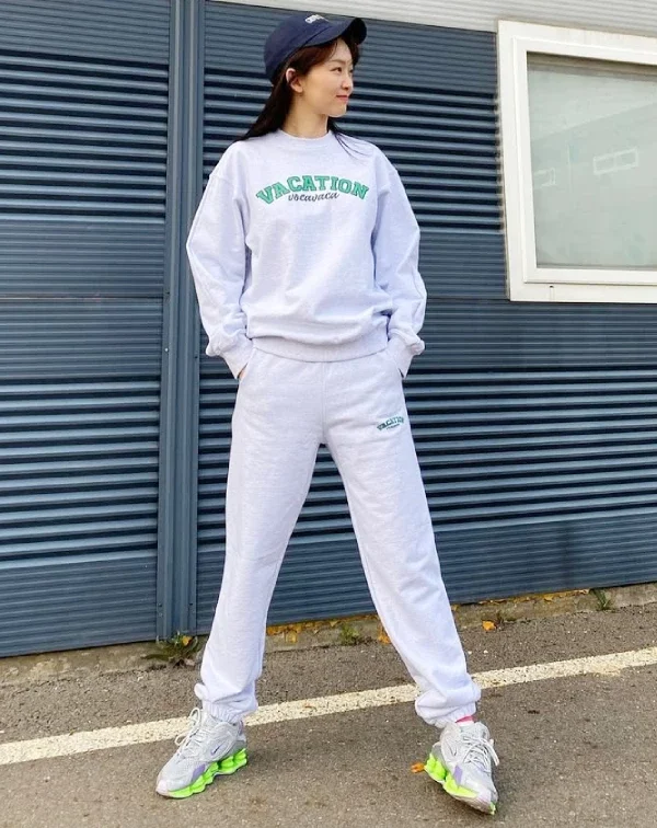 秦基周的這套示範,完全就是陽光女孩的化身啊!成套的運動服,是現下非常流行的穿搭趨勢。顏色記得選擇較乾淨、材質舒適的款式,再搭配一頂棒球帽和乾淨的球鞋,就能輕鬆穿出年輕人的時尚態度,非常適合趕時間或想要舒適出門的日子。