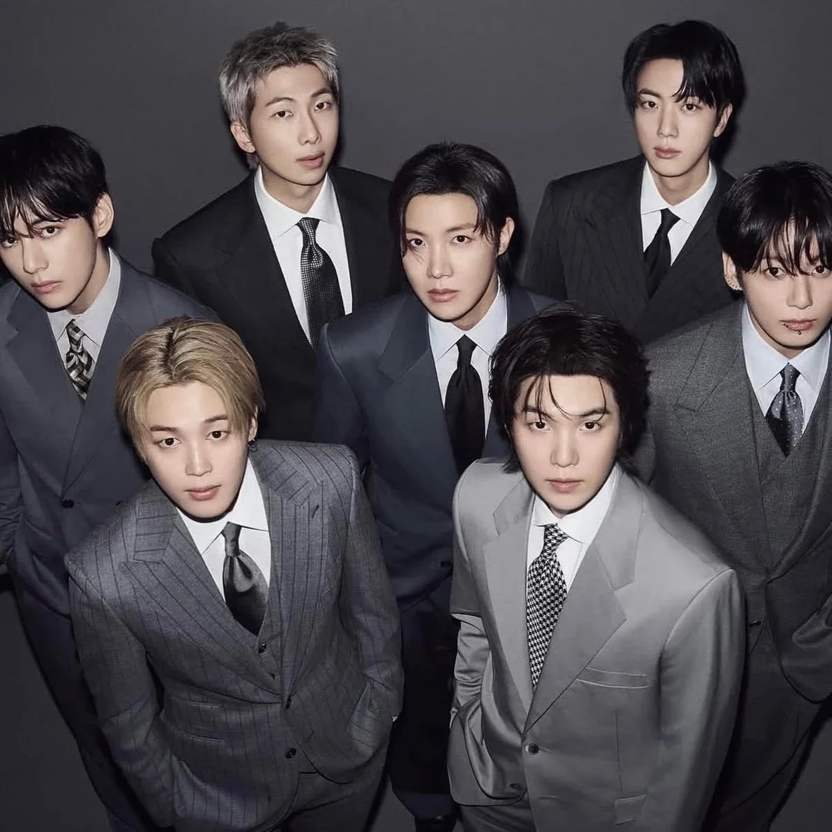 冠軍毫無懸念，再次由「宇宙男團」BTS 拿下！過去即使 BTS 陷入全團軍白期，七位成員各自在音樂、時尚、綜藝、藝術與品牌合作持續領域累積聲量，一直到去年成員陸續完成兵役，便如火如荼投入第五張專輯《ARIRANG》以及全新世界巡演，可以說每一步都牽動全球粉絲與娛樂產業關注。