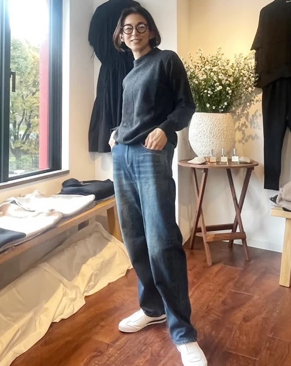 誰說熟齡不能穿牛仔褲？鈴木保奈美將灰色針織衛衣隨性地微紮進略帶寬鬆的直筒牛仔褲中，搭配圓框眼鏡與乾淨白鞋，打造出智性感十足的假日時髦感。一般人選擇牛仔褲時，請避開過於緊身的款式，學她挑選版型略寬、微錐形的復古刷色款，再紮起一角露出腰線，配上一副時髦的黑框或圓框眼鏡，就能穿出高質感的少年感。