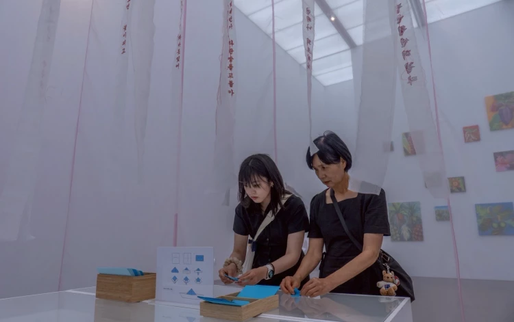 尹洙竫的〈家,流浪的起點,漂流的終站〉喚起遷徙背後關於認同與療癒的集體記憶。