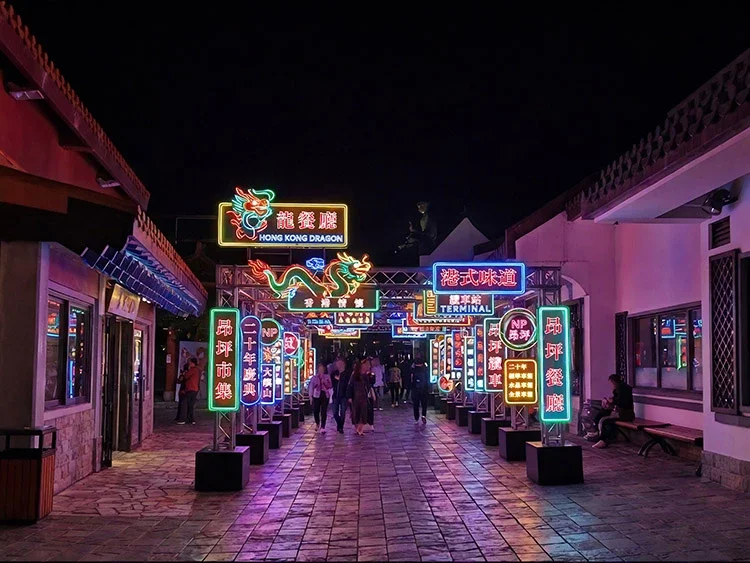 昂坪市集點亮經典港式霓虹燈，重現懷舊香港風情，並於夜晚安排現場音樂演出，打造沉浸式夜遊體驗。