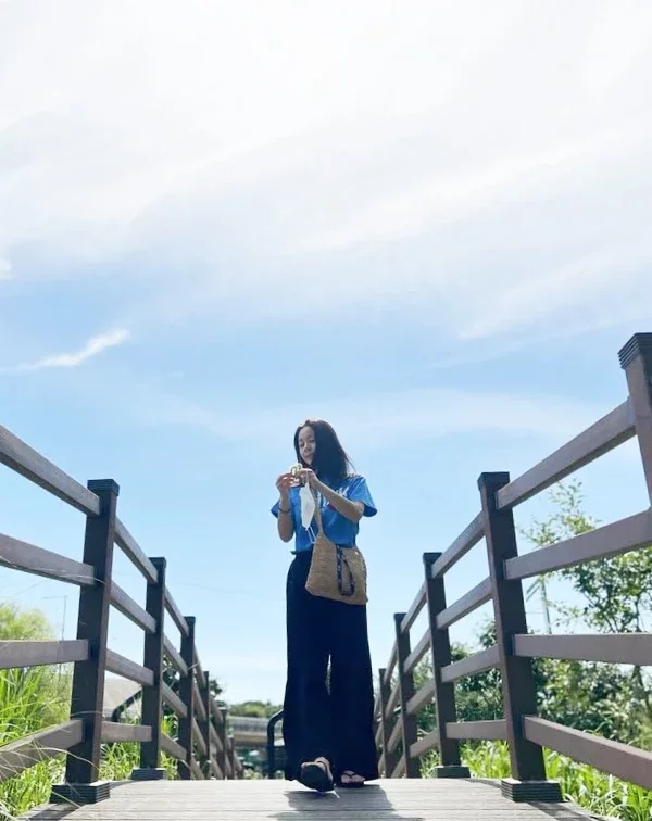 40+的姊妹們,夏天如果想顯瘦又不想太沉悶,這套公式可以直接抄!我們可以選擇「亮色系上衣 + 深色高腰寬褲」。亮色上衣能幫整體氣色大加分;而深色寬褲,則能完美隱藏大腿和臀部的贅肉。最後,別忘了像她一樣,踩一雙舒適的厚底涼鞋,並配上一款草編包,這種隨性態度,就是最天然的減齡特效藥。