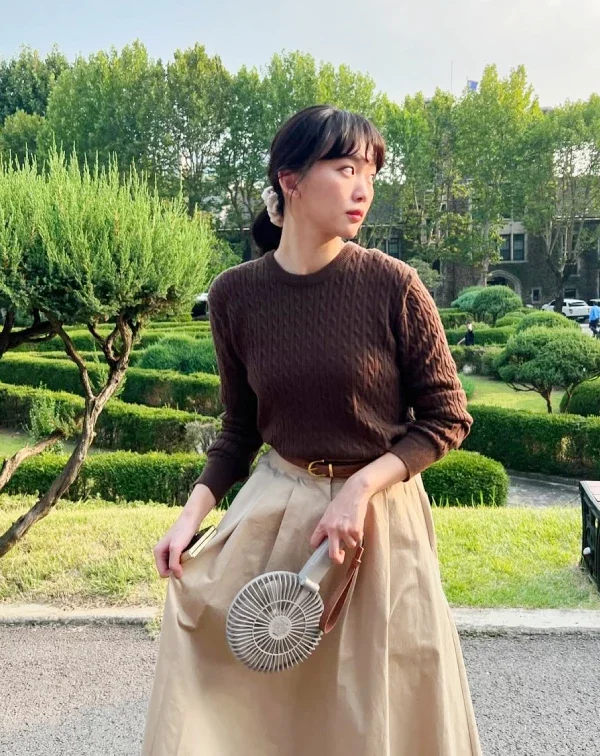 一般人想嘗試這種風格,上半身可以選擇有立體紋理的針織衫;下半身,則搭配A字裙來修飾臀部線條。記得再加一條細皮帶,不僅能抓出好比例,也能讓整個人看起來更有精神、更俐落。