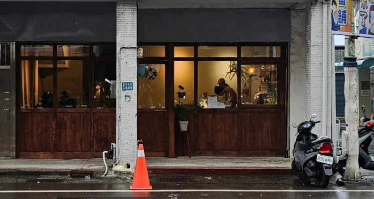 如果能坐在窗邊的位置,那就更完美了。一邊輕輕攪動杯中的咖啡,一邊望著窗外來往的車流,或是撐著雨傘、披著雨衣匆匆而過的行人。任由城市的節奏在窗外流動,自己則安靜地留在室內,與時間慢慢對話。那是一種難得的平靜,也是在喧囂生活裡,替自己保留下來的一處溫柔角落。而「隅(ㄩˊ)途咖啡」,便是這樣一個讓人心底微微暖起來的地方。