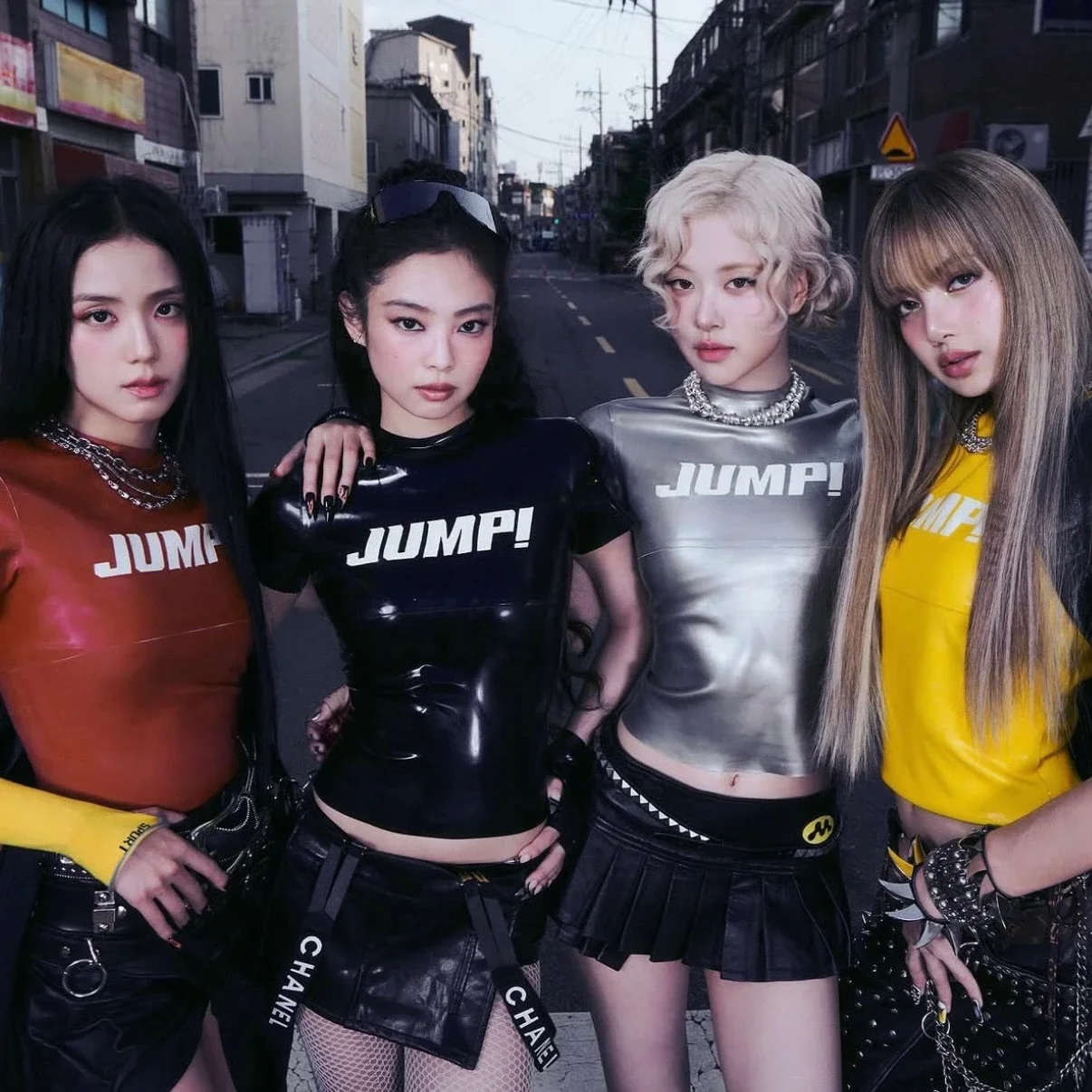 BLACKPINK 拿下第三名展現出頂級女團少見的全球續航力。過去兩年，BLACKPINK 的四位成員在團體與個人活動之間取得極高聲量，不論在音樂、時尚、戲劇與國際合作上都持續拓展版圖，加上2025、2026 年間，BLACKPINK 重新以團體姿態推出新音樂與世界巡演，都進一步鞏固她們在全球市場的地位。