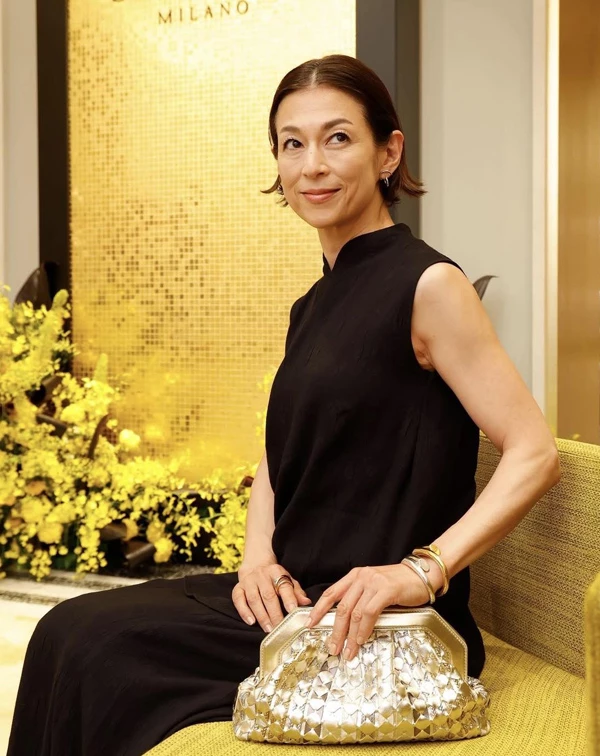 比起演技，我私心更著迷的其實是鈴木保奈美多年來始終如一的穿搭品味。她身上那股彷彿莉香延續至今的率真灑脫氣質，搭配俐落有型的中性風格穿著，總能展現出一種不刻意裝年輕，卻比許多年輕人更有魅力的時尚態度。無論是西裝、襯衫、裙裝還是寬鬆剪裁單品…在她強大的氣場加持下都顯得格外迷人，也讓我認為她絕對是日本演藝圈最懂得駕馭中性風穿搭的女星之一。